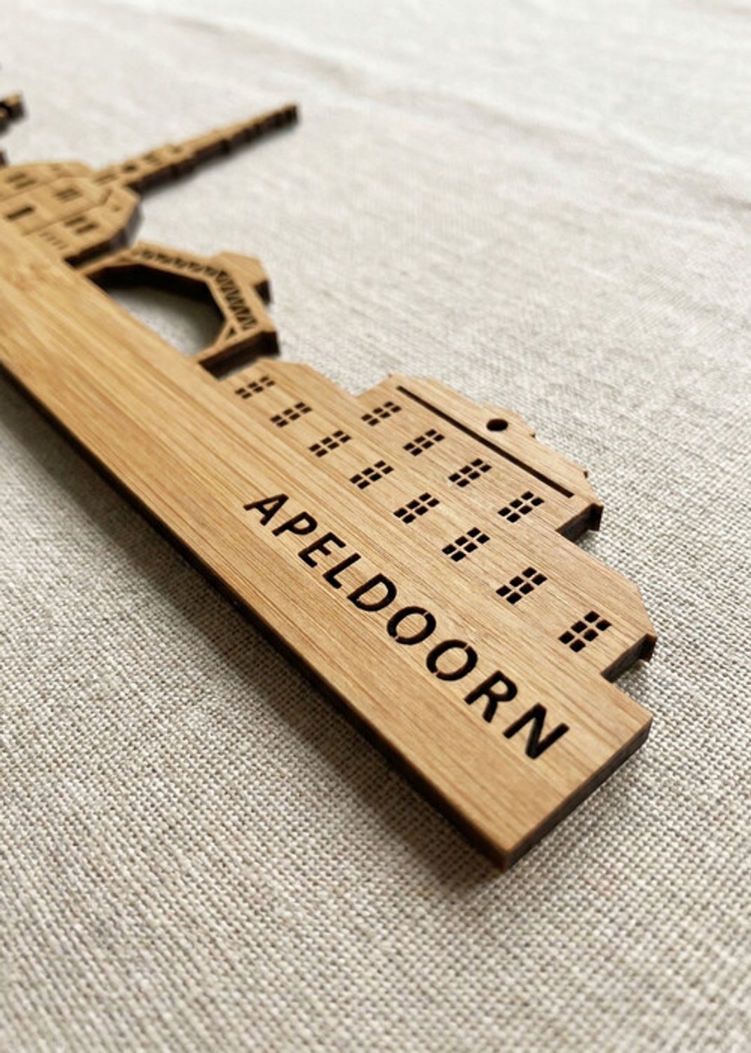 Houten Skyline Apeldoorn | Wanddecoratie voor aan de muur | Bamboe | 100 x 17 cm