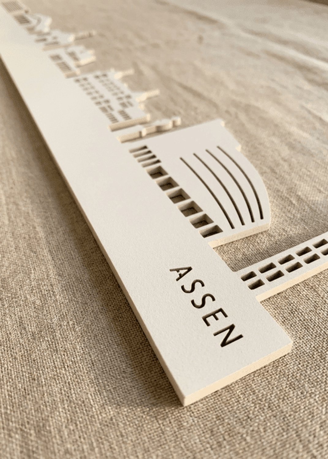 Houten Skyline Assen | Wanddecoratie voor aan de muur | Wit MDF | 100 x 14 cm