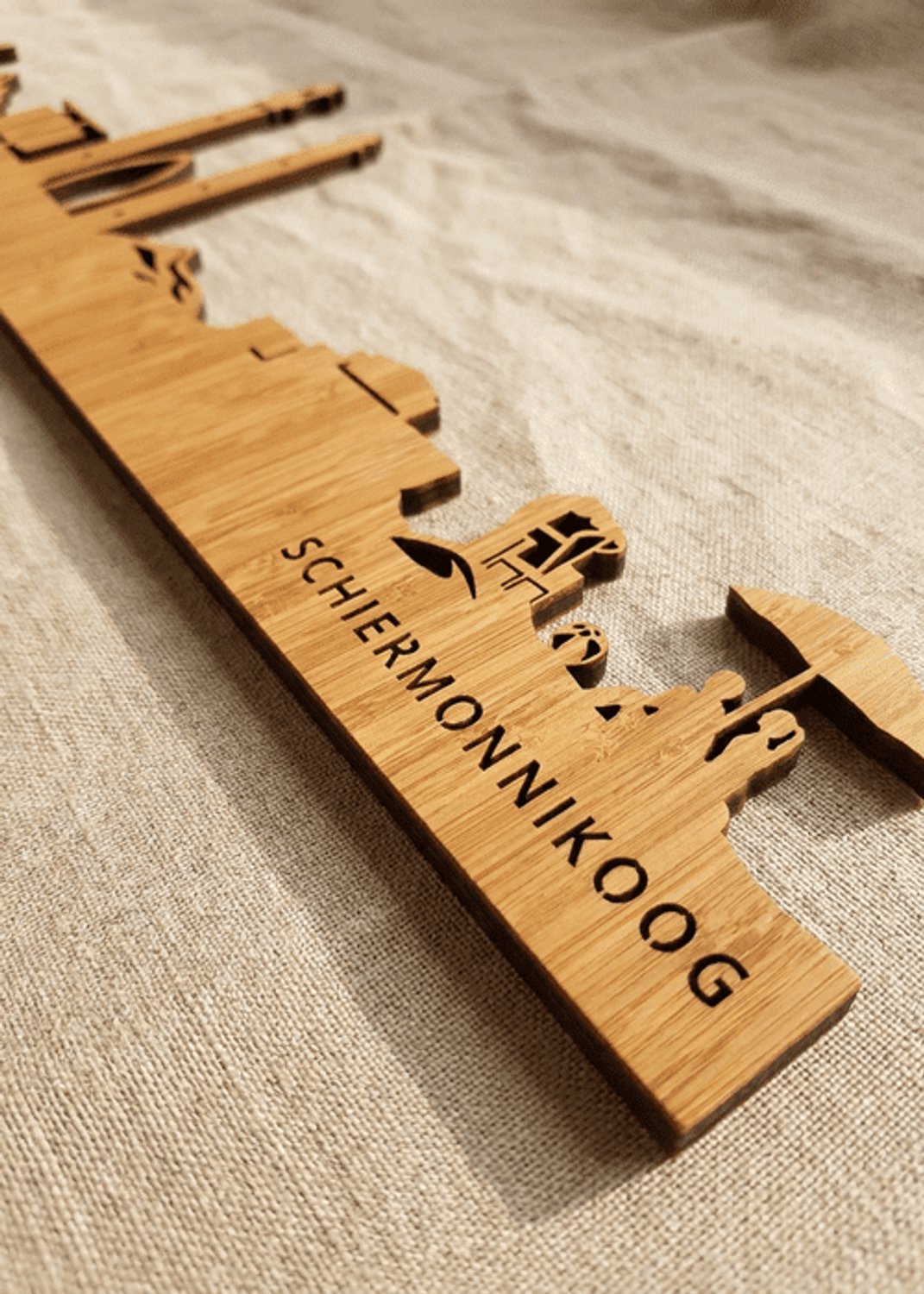 Houten Skyline Schiermonnikoog | Wanddecoratie voor aan de muur | Bamboe | 70 x 14 cm
