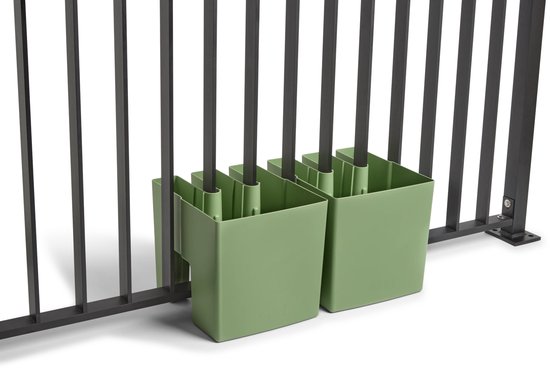 Twee olijfgroene Vercony plantenbakken bevestigd aan een zwart metalen balkonhek.
