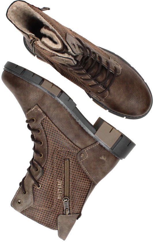Bovenaanzicht van bruine Mustang veterboots met warme voering en profielzool.