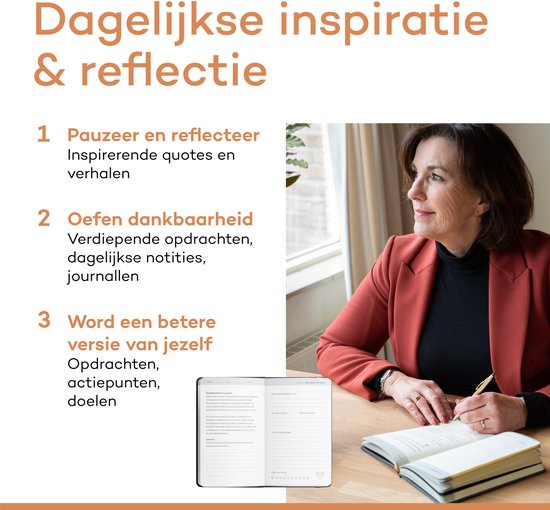 Vrouw schrijft in een Vertellis dagboek met tekst over dagelijkse inspiratie, reflectie en persoonlijke groei.