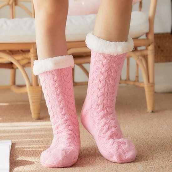 Roze gebreide huissokken met kabelpatroon en witte fleece voering.