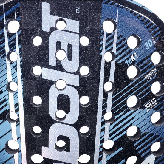 Zwarte padelracket met blauwe, gestreepte en glitterdetails. "Babolat" logo in zilver.