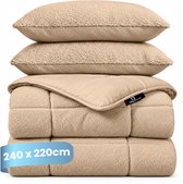 Slaapspeciaal Teddydekbed - Dekbed zonder overtrek - Winterdekbed - Wasbaar dekbed zonder overtrek - Hoesloos dekbed - Fluffy - 2 in 1 Dekbed - Taupe - 240x220 cm - Inclusief 2 Kussenslopen 60x70 cm