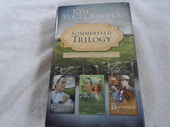 Boek 'Sommerfeld Trilogy' van Kim Vogel Sawyer. Op de voorkant 3 kleine afbeeldingen van Mennonieten, met de titels 'Bygones', 'Beginnings' en 'Blessings'.