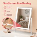 Verlichte make-up spiegel met touchbediening voor lichtkleur, aan/uit en helderheid, in slaapkamer.