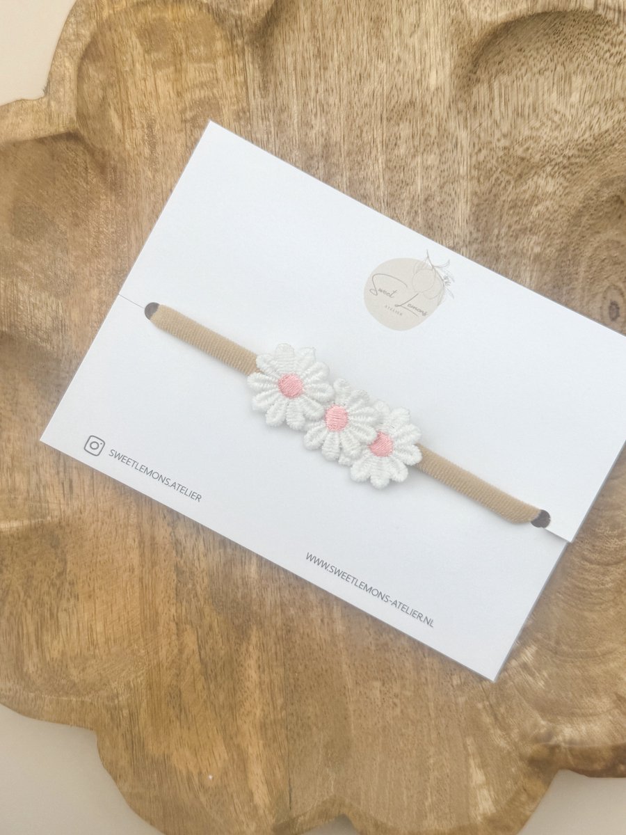 Haarband Madelief - Licht Roze - Newborn Haaraccessoires - Elastiche Haarband - Haarbandjes voor Baby & Newborn - Haarbanden voor Meisjes & Kinderen - Kraamcadeau - Babyshower