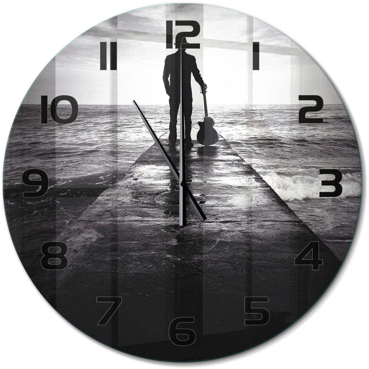 TULUP Wandklok - Gitarist op de pier Klok Glas Met Opdruk - fi60 cm - Zwart-wit Moderne Wandklok Glas - Zwarte handen - Ronde Klok - Decoratieve Glazen Klok - Glazen Wandklok Design