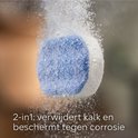 Blauw-witte ontkalkingstablet die bruist in water. Tekst: 2-in-1: verwijdert kalk en beschermt tegen corrosie.