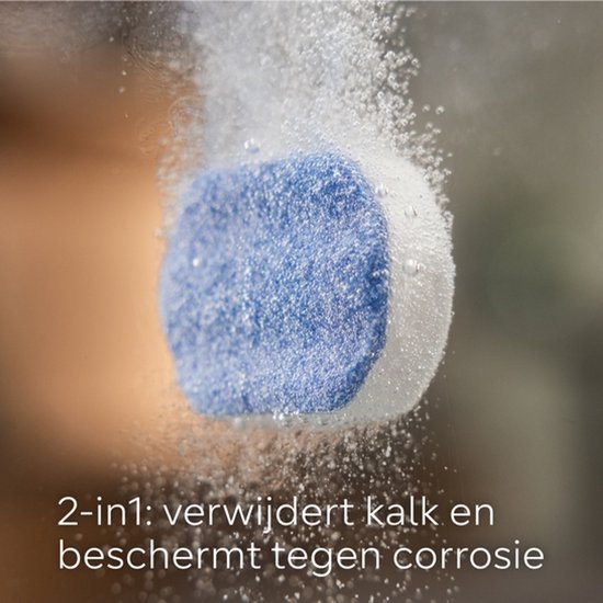 Blauw-witte ontkalkingstablet die bruist in water. Tekst: 2-in-1: verwijdert kalk en beschermt tegen corrosie.