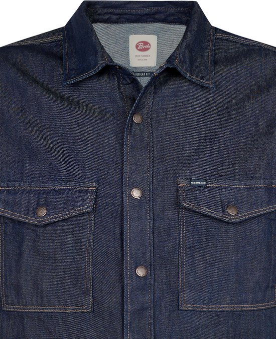 Donkerblauw denim overhemd met twee borstzakken, koperkleurige knopen en een 'Petrol Industries' label op de zak.