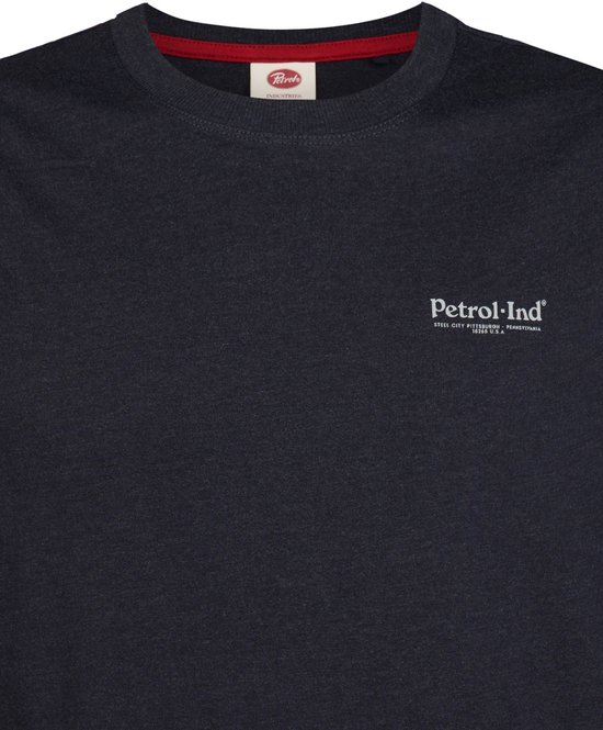 Donkerblauw shirt met ronde hals, rode nektape en witte Petrol Ind-tekst op de borst.