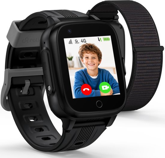 Zwarte Ralio smartwatch met siliconen band en extra textielband, scherm toont een videogesprek met een lachende jongen.