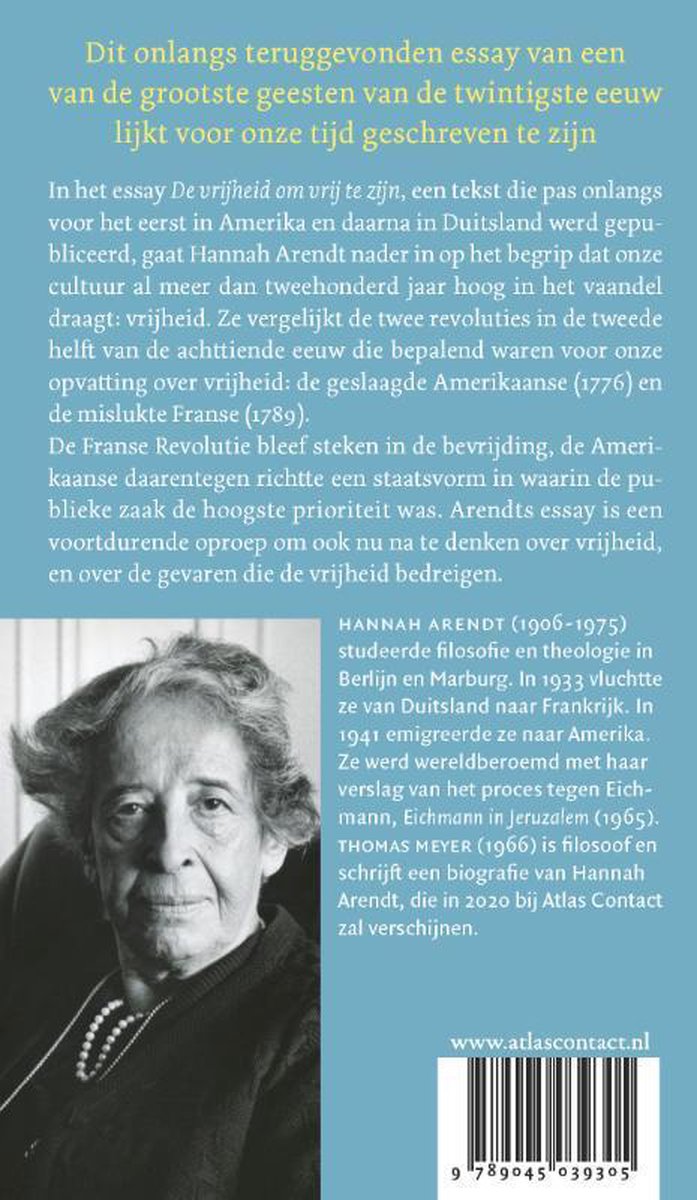 Portrait de Hannah Arendt aux boucles grises et collier de perles, sur fond bleu.