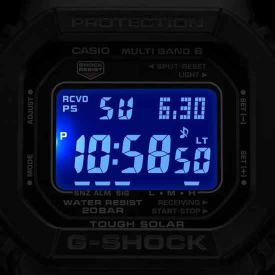 Zwarte Casio G-Shock met felblauw verlicht digitaal display dat 10:58 en datum 6.30 toont.