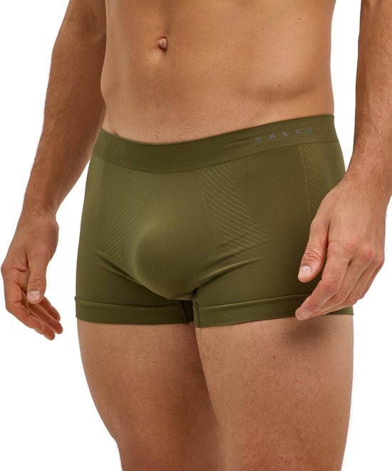 Olijfgroene, naadloze herenboxershort van Falke met textuurpatroon op de heupen, gedragen.