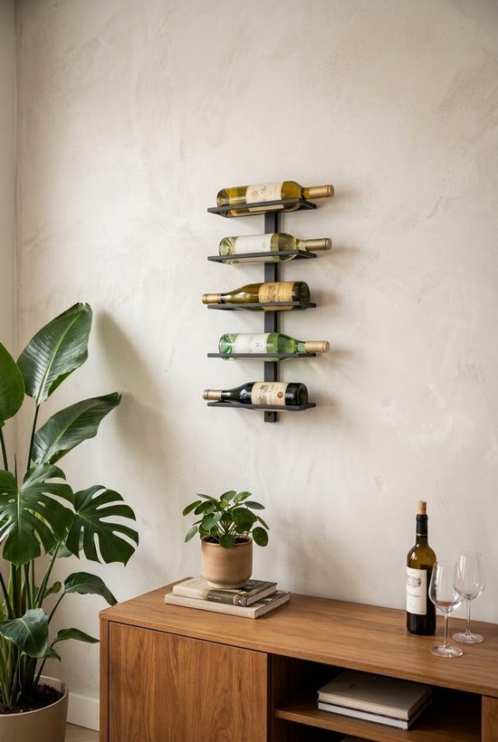 Matzwart, modern wandwijnrek met vijf flessen boven een houten dressoir met planten en glazen.