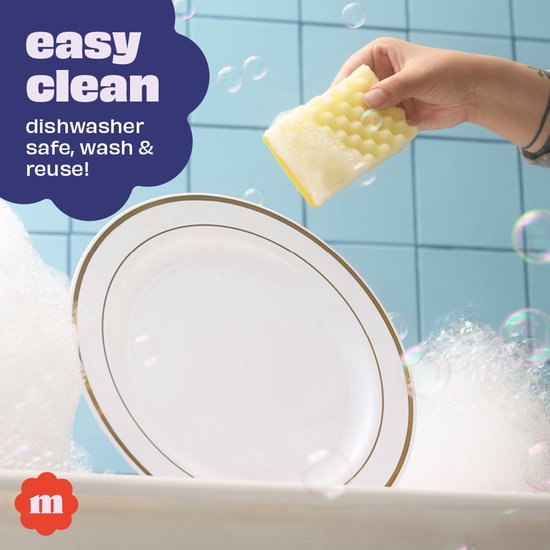 Hand wast witte plastic borden met een gouden rand met een gele spons in een zeepachtige omgeving. Tekst: easy clean.