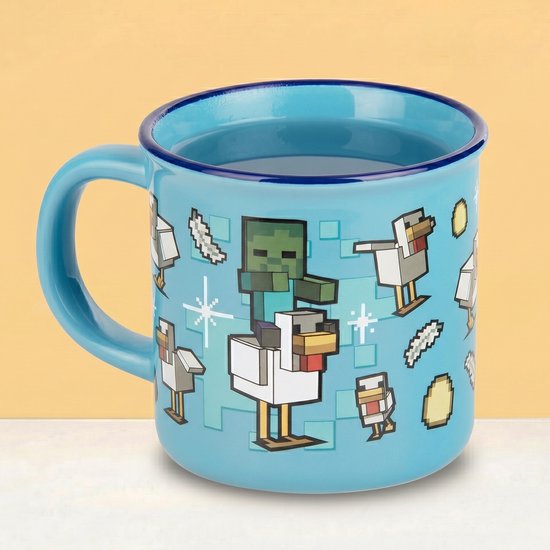 Lichtblauwe Minecraft-mok met een pixel-patroon van een zombie op een kip, met veren en eieren.