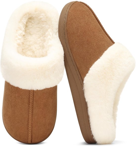 Paar bruine suède pantoffels met een zachte, crèmekleurige imitatiebont voering en kraag.