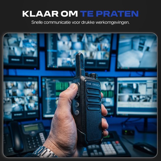 Hand houdt zwarte Cor.Speed portofoon vast voor bewakingsmonitoren met tekst: Klaar om te praten.