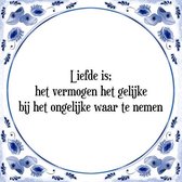 Tegeltje met Spreuk (Tegeltjeswijsheid): Liefde is; het vermogen het gelijke bij het ongelijke waar te nemen + Kado verpakking & Plakhanger