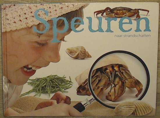 Boek "Speuren naar strandschatten" met een kind dat door een vergrootglas naar een heremietkreeft kijkt.