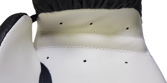 Detail van de witte voering en perforaties van een zwarte bokshandschoen.