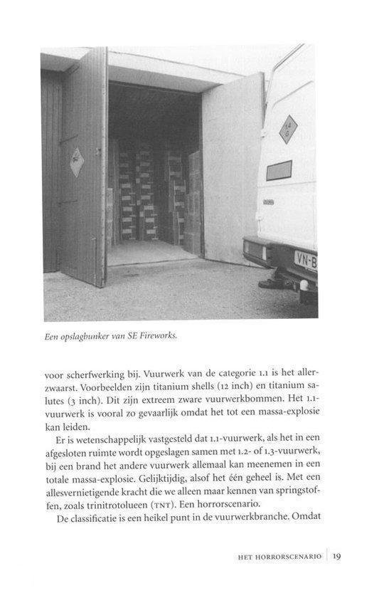 Ingang van een opslagbunker met een witte bestelwagen, met tekst over zwaar vuurwerk.