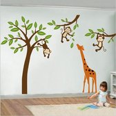 Muursticker kinderkamer boom met aapjes en giraffe - Muurstickers babykamer