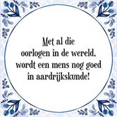 Tegeltje met Spreuk (Tegeltjeswijsheid): Met al die oorlogen in de wereld, wordt een mens nog goed in aardrijkskunde! + Kado verpakking & Plakhanger