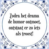 Tegeltje met Spreuk (Tegeltjeswijsheid): Zodra het drama de humor ontmoet, ontstaat er zo iets als troost! + Kado verpakking & Plakhanger