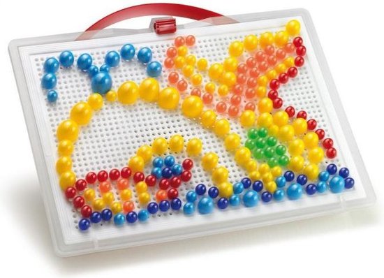 Een pegboard met een patroon van een zonsondergang, gemaakt van rode, gele en oranje pegels.