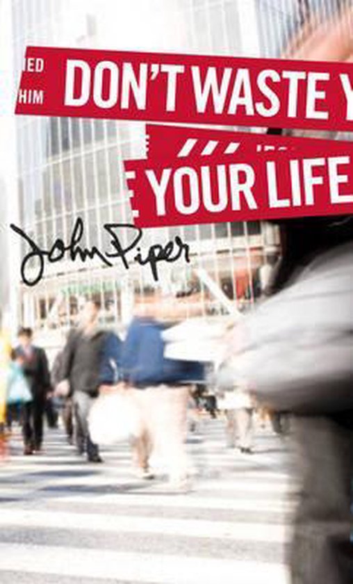 Boek met rode tekst: "DON'T WASTE YOUR LIFE" en "John Piper". Mensen lopen op straat.