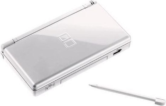 Zilverkleurige Nintendo DS Lite, deels open met stylus ernaast.