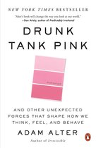 Boek 'Drunk Tank Pink' met drie tinten roze verfchips en tekst.
