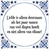 Tegeltje met Spreuk (Tegeltjeswijsheid): Liefde is alleen duurzaam als het paar samen van veel dingen houdt en niet alleen van elkaar! + Kado verpakking & Plakhanger