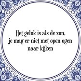 Tegeltje met Spreuk (Tegeltjeswijsheid): Het geluk is als de zon, je mag er niet met open ogen naar kijken + Kado verpakking & Plakhanger