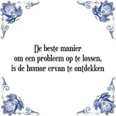 Tegeltje met Spreuk (Tegeltjeswijsheid): De beste manier om een probleem op te lossen, is de humor ervan te ontdekken + Kado verpakking & Plakhanger