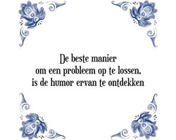 Tegeltje met Spreuk (Tegeltjeswijsheid): De beste manier om een probleem op te lossen, is de humor ervan te ontdekken + Kado verpakking & Plakhanger