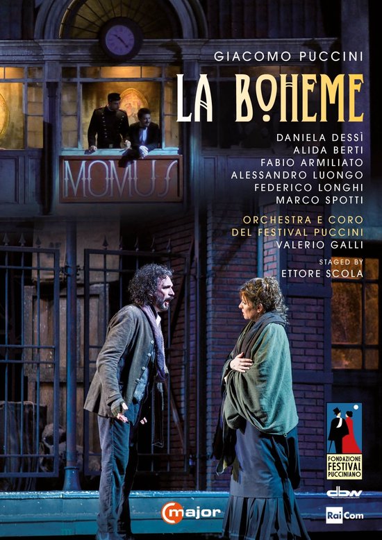 Giacomo Puccini La Bohème affiche met twee acteurs op het podium in kostuums en "Momus" tekst in het decor.