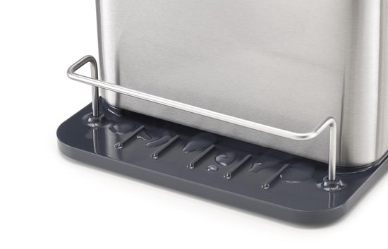 Base grise foncée et drainante d'un organisateur d'évier en acier inoxydable avec des gouttes.