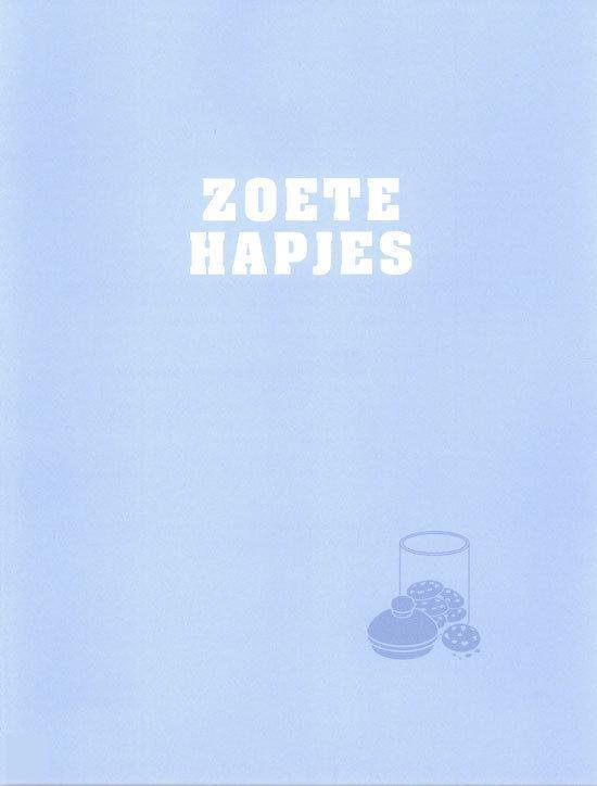 Blauwe kaft van een kookboek met de titel 'ZOETE HAPJES'.