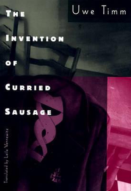 Livre "The Invention of Curried Sausage" par Uwe Timm. Lumière tamisée, chaise en arrière-plan, veste avec un ruban violacé.