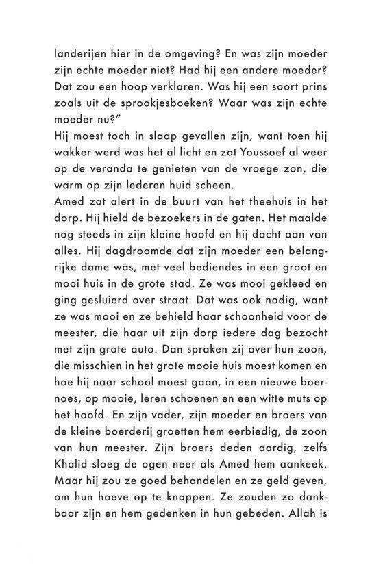 Amed is verbaasd over het grote huis van de moskee. Hij ziet zijn broertjes nieuwe kleren.