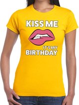 Kiss me it is my birthday t-shirt geel dames XS