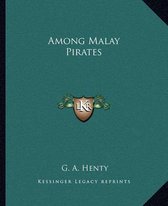 De omslag van 'Among Malay Pirates' met de titel bovenaan, een wapenschild in het midden en de auteur G. A. Henty onderaan, gedrukt op een groene achtergrond.