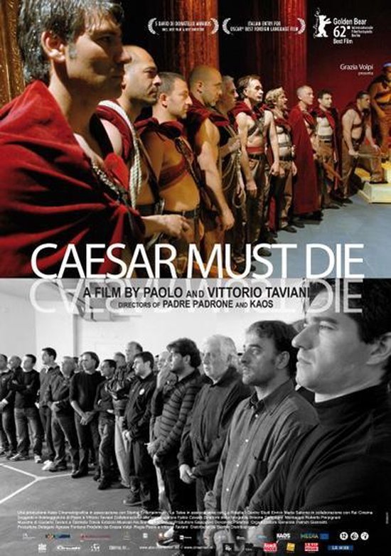 DVD-hoes "CAESAR MUST DIE" toont een scène met mannen in Romeinse kostuums en een groep mannen in moderne kleding.
