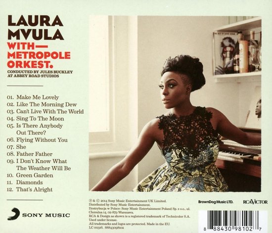 Laura Mvula met het Metropole Orkest, gedirigeerd door Jules Buckley. Zangeres met zwart en groen patroon jurk en zwart kanten kraag.